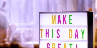 Czy zdejmuje się folię z tabletki do zmywarki?